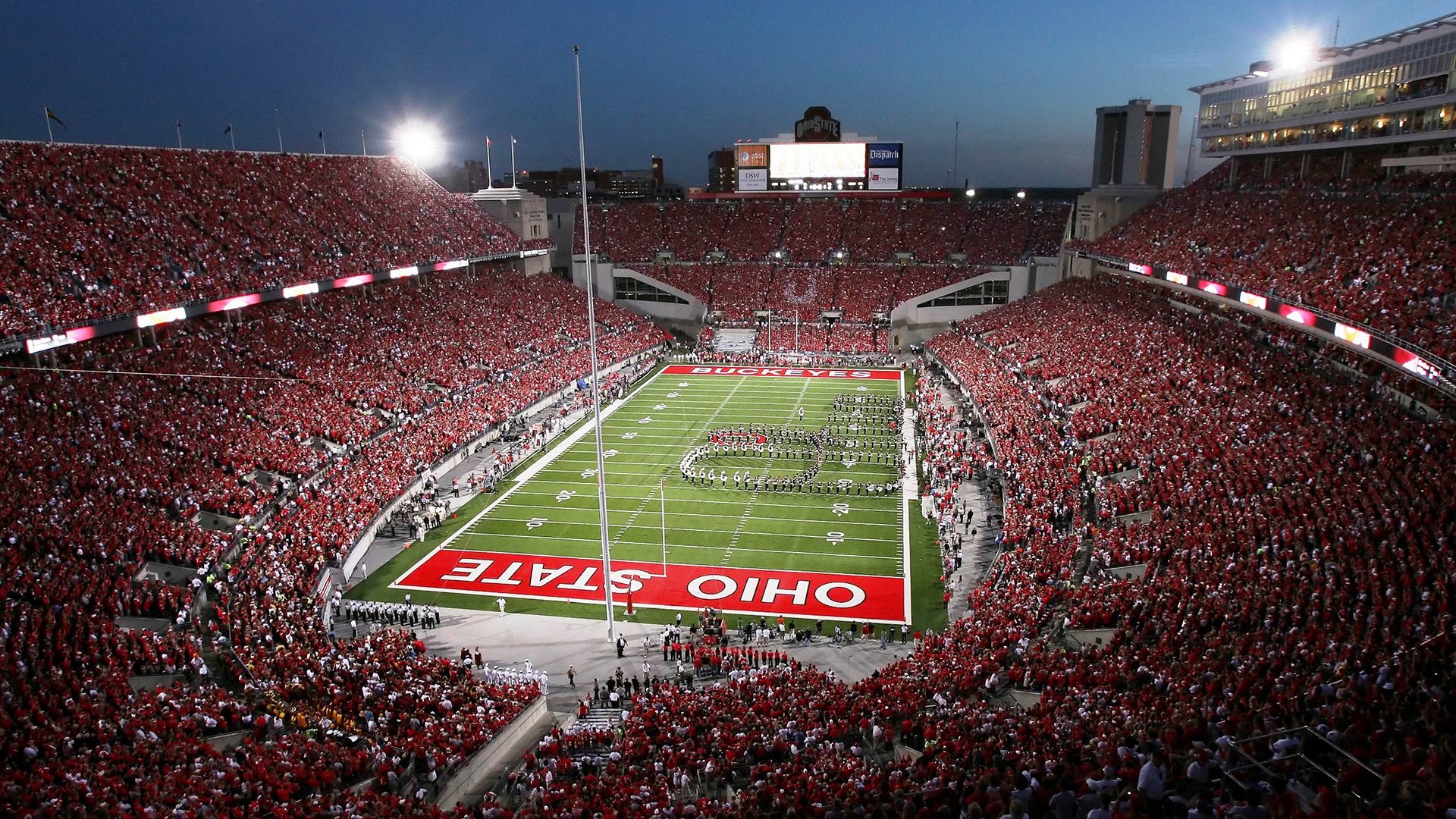 米兰体育在线-赛场外的争议：裁判判罚引发的热议与反思，关于赛场外的作文