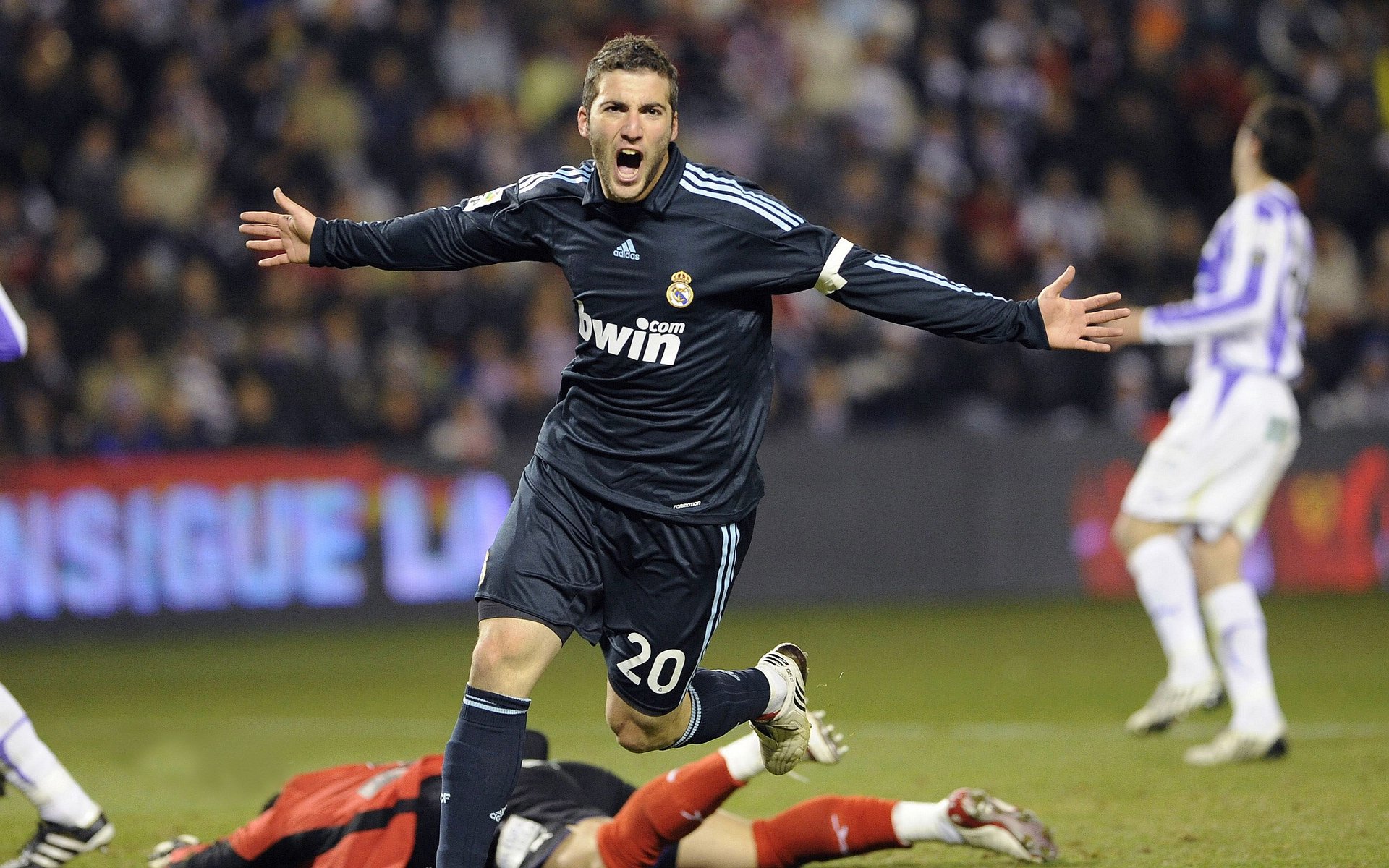 校际电竞+体能对抗赛 赛后进行俯卧撑“惩罚局”